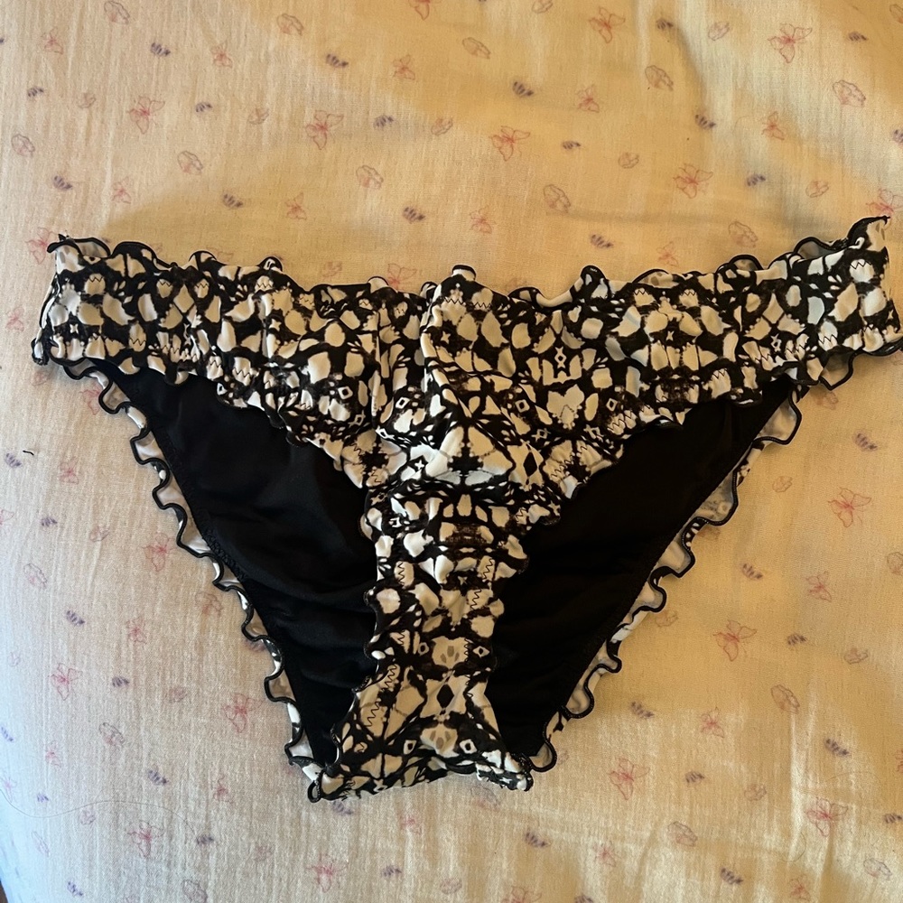 Black and white swim bottoms